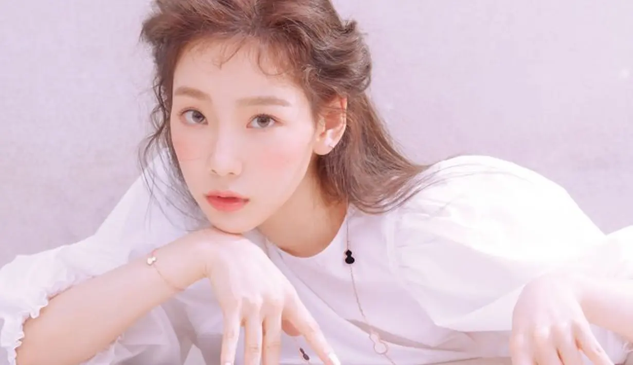 Taeyeon sering terlihat menggunakan peachy makeup sebagai andalannya. Sering tampil dengan peachy makeup warna orange dan pink, pesona Taeyeon layaknya anak 17 tahun. Didukung dengan wajah yang imut dan body goals, Taeyeon selalu bikin iri netizen. (Liputan6.com/IG/@taeyeon_ss)