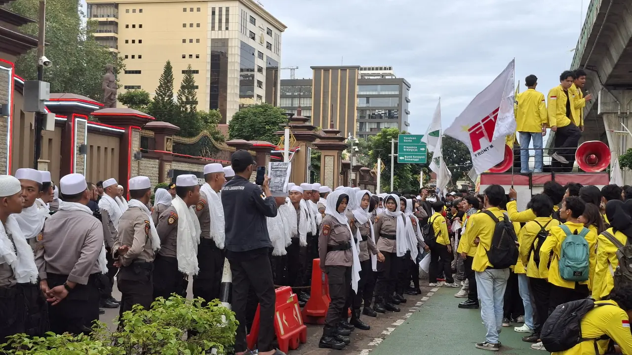 Aksi demonstrasi mahasiswa di Markas Besar (Mabes) Polri, Jumat (2/2) (Liputan6.com/Rifqy Alief Abiyya)