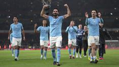 Pemain Manchester City merayakan kemenangan timnya setelah berhasil mengalahkan Arsenal dengan skor 3-1 pada laga pekan ke-23 Liga Inggris 2022/2023 yang berlangsung di Emirates Stadium, London, Kamis (16/02/2023) WIB. Kemenangan tersebut berhasil membuat The Cityzens memuncaki klasemen liga dengan raihan 51 poin. (AP Photo/Kin Cheung)