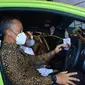 Menperin Agus Gumiwang Kartasasmita mencoba mobil yang ditampilkan pada Pembukaan GAIKINDO Indonesia International Motor Show (GIIAS) seri kedua di Surabaya. (Dok Kemenperin)