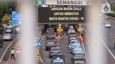 Kendaraan melintas di Gerbang Tol Semanggi, Jakarta, Rabu (20/5/2020). Ketua Gugus Tugas Percepatan Penanganan COVID-19 Doni Monardo menerbitkan surat edaran tentang kriteria pembatasan perjalanan orang dalam rangka percepatan penanganan COVID-19. (Liputan6.com/Angga Yuniar)