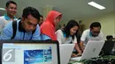 Peserta pelatihan pemberdayaan masyarakat saat mencoba simulasi e-commerce di Jakarta, Selasa (19/1). Indonetwork gelar pelatihan sebagai bentuk kepedulian perkembangan industri di Indonesia. (Liputan6.com/Yoppy Renato)