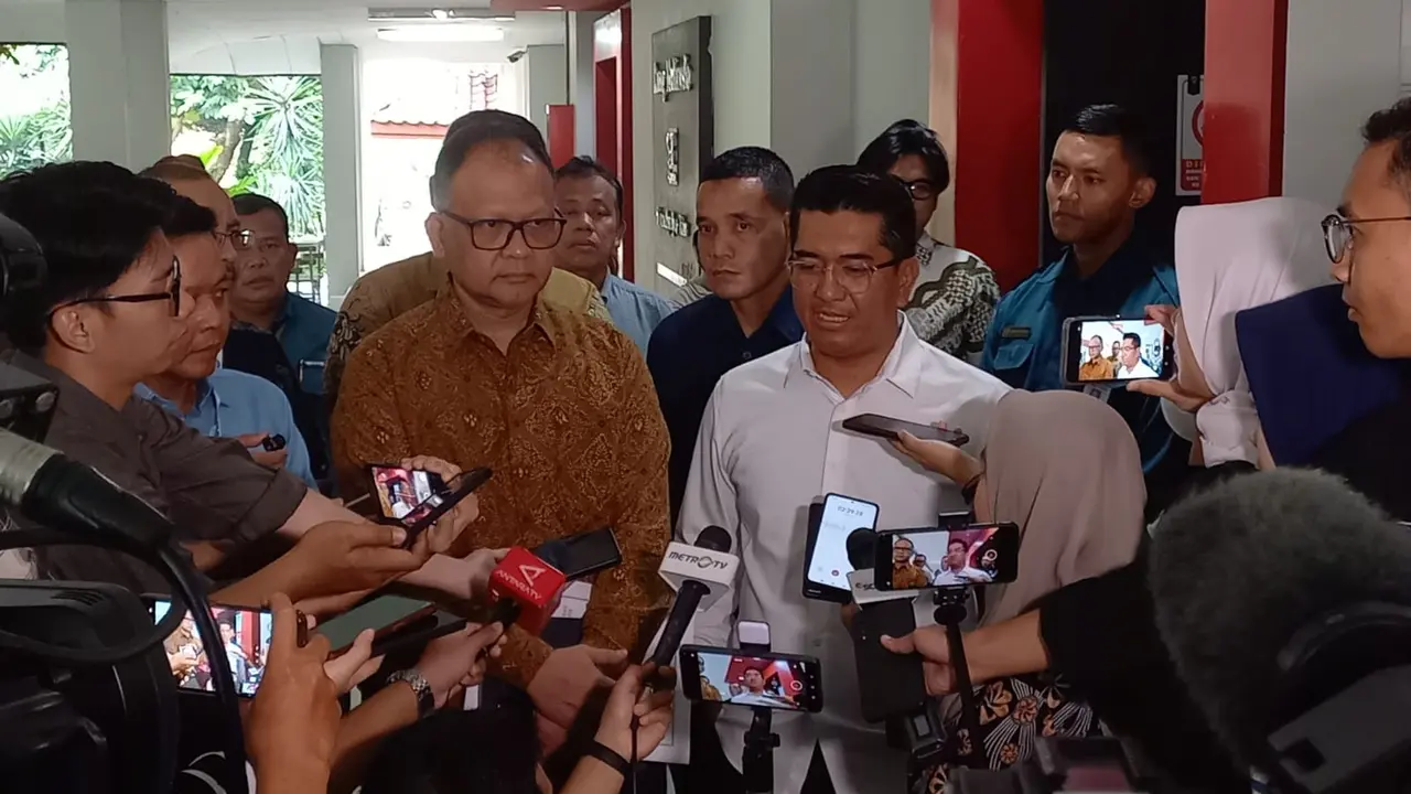 Rektor UI, Prof. Heri Hermansyah Dirjen Pendidikan Tinggi Kemendikti Saintek, Khairul Munadi usai meninjau pelaksanaan Ujian Tulis Berbasis Komputer- Seleksi Nasional Berdasarkan Tes (UTBK-SNBT) 2025  di Kampus UI, Depok.
