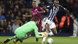 Pemain Manchester City, Raheem Sterling (kiri) berusaha mencetak gol saat berhadapan dengan kiper West Bromwich Albion, Ben Foster pada laga Piala Liga Inggris di The Hawthorns, West Bromwich, (20/9/2017). City menang 2-1.(David Davies/PA via AP)