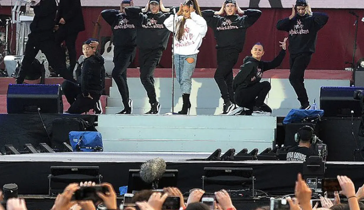 Beberapa musisi lain turut hadir dalam konser amal ini, seperti Justin Bieber, Katy Perry, Miley Cyrus, Mac Miller, Cold Play, dan yang lainnya. Di panggung megah itu, mereka memberikan penampilan yang maksimal. (AFP/Bintang.com)