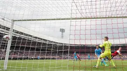 Kapten Feyenoord, Dirk Kuyt, mencetak gol pada laga melawan Heracles Almelo di Stadion De Kuip, Rotterdam, Minggu (14/5/2017).  Feyenoord menang 3-1. (EPA/Jasper Ruhe)
