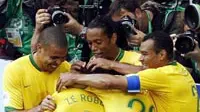 Brazilian midfielder Ze Roberto (2nd L) celebrates with teammates Ronaldo (L), Ronaldinho (3nd L), Cafu (R) and Ricardinho after scoring his team's third goal during the round of 16 World Cup football match between Brazil and Ghana at Dortmund's World Cup