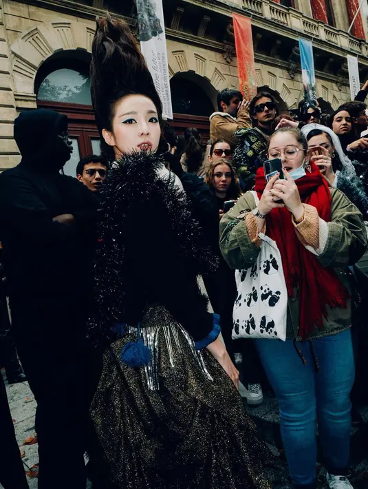 <p>Penggematr terpesona melihat Sandara Park di Paris Fashion Week 2022 dengan rambut ikoniknya. (Foto: Instagram/ daraxxi)</p>