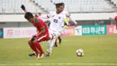 Pemain Timnas Indonesia U-19, Witan Sulaeman (kiri) gagal melewati adangan Timor Leste pada laga Kualifikasi Piala Asia 2017 di Stadion Paju Public, Korea Selatan, 2/11/2017). Indonesia menang 5-0. (PSSI/Bandung Saputra)