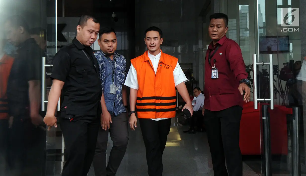 Gubernur Jambi nonaktif Zumi Zola berjalan keluar gedung KPK seusai pemeriksaan, Jakarta, Kamis (26/4). Zumi Zola diperiksa perdana setelah ditahan KPK terkait kasus dugaan penerimaan gratifikasi sejumlah proyek di Provinsi Jambi (Merdeka.com/Dwi Narwoko)