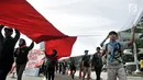 Komunitas Mahasiswa Pecinta Alam (Mapala) se-Jabodetabeka membentangkan bendera Merah Putih raksasa saat memperingati Hari Bumi di CFD Bundaran HI, Jakarta, Minggu (21/4). Aksi ini untuk memperingati Hari Bumi yang jatuh pada 22 April. (merdeka.com/Iqbal Nugroho)