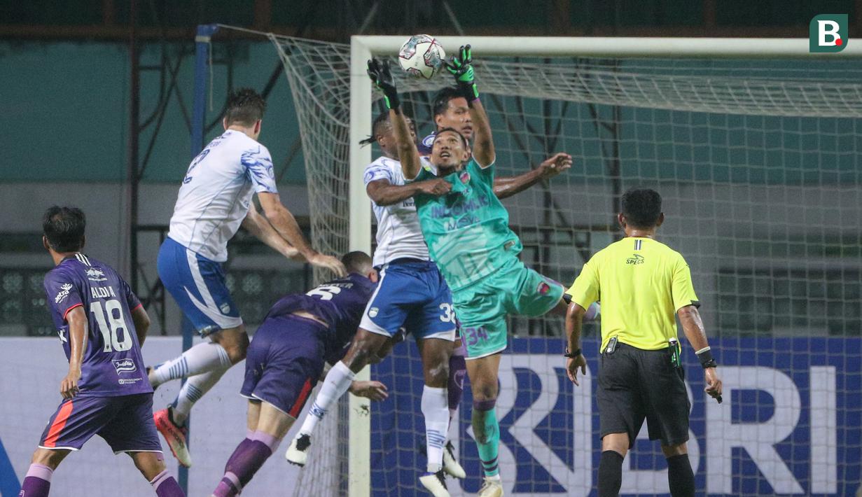 Kiper Persita Tangerang, Try Hamdani Goentara (kanan) berebut bola dengan bek Persib Bandung, Victor Igbonefo dalam laga pekan kedua BRI Liga 1 2021/2022 di Stadion Wibawa Mukti, Cikarang, Sabtu (11/09/2021). Persita kalah 1-2. (Foto: Bola.com/Bagaskara Lazuardi)
