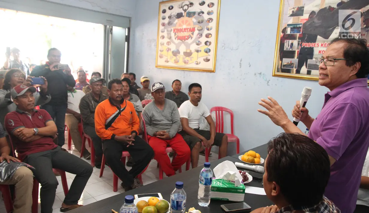 Tokoh Nasional Rizal Ramli melakukan dialog dengan nelayan PNKT, Kota Tegal, Kamis (4/1). Dalam pertemuan itu Rizal Ramli menyarankan pemerintah memberikan ijin kepada nelayan untuk  memiliki kapal diatas 30 ton. (Liputan6.com/Pool/Asin)