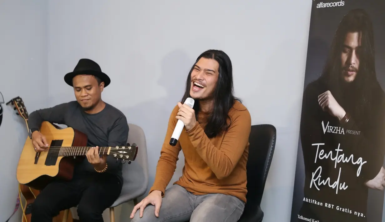 Di Muhammad Devirzha atau lebih dikenal dengan Virzha saat berbincang di kantor Alfarecord, Tebet, Jakarta Selatan, Kamis (15/3/2018). (Nurwahyunan/Bintang.com)