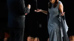 Ekspresi Jan Svendsen saat sutradara  Glenn Weiss melamarnya usai menerima penghargaan di panggung Emmy Awards 2018, Selasa (18/9). Weiss mendapat penghargaan untuk Outstanding Directing for a Variety Special Emmy. (Danny Moloshok/Invision /AP Images)