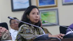 Menteri BUMN Rini Sumarno memberikan paparannya dengan para direktur Perusahaan BUMN saat jumpa pers di Jakarta, (25/7). Acara halal bihalal tersebut sekaligus memaparkan kinerja para perusahaan BUMN pada periode tahun ini. (Liputan6.com/Angga Yuniar)