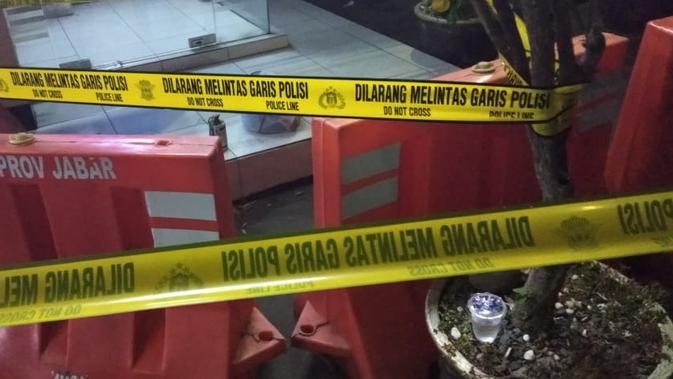 Benda diduga peledak yang ditemukan di Mapolresta Cirebon, Sabtu (15/6/2019). (Liputan6.com/Panji Prayitno)
