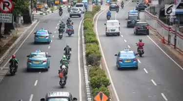 Pengendara motor melaju di antara mobil di Jalan Rasuna Said, Jakarta, Selasa (4/9). Pemprov DKI menerapkan kawasan ganjil-genap selama 15 jam yang akan menjadi tempat lintas Electronic Road Princing(ERP) atau jalan berbayar. (Liputan6.com/Faizal Fanani)