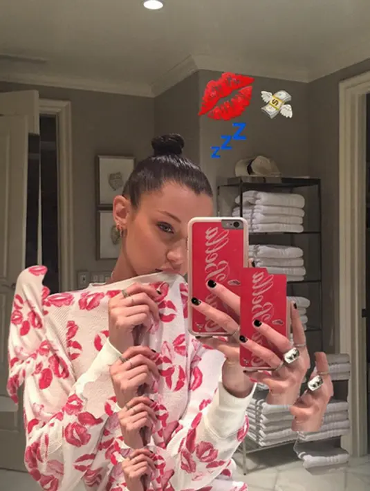 “10 juta itu kamu!?...angka yang menakjubkan?” tulis Bella. “Terima kasih atas dukunganmu selalu.. sangat beruntung.. aku mencintai setiap kamu,” tulis Bella di keterangan foto hitam-putihnya itu. (Instagram/bellahadid)