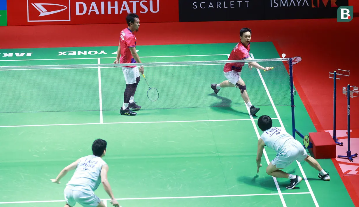 Mohammad Ahsan/Hendra Setiawan yang kini berperingkat 11 BWF mampu memenangi babak 32 besar Indonesia Masters 2023 dengan melakukan comeback dan balik memukul ganda kuat Jepang, Akira Koga/Taichi Saito dengan rubber game 17-21, 21-19 dan 21-10. (Bola.com/M Iqbal Ichsan)