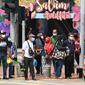 Sejumlah orang mengenakan masker untuk mengantisipasi terpapar virus corona COVID-19 di Pasar Geylang Serai, Singapura, Kamis (21/5/2020). Hari Raya Idul Fitri tahun ini akan dirayakan di tengah pandemi virus corona COVID-19. (Roslan RAHMAN/AFP)