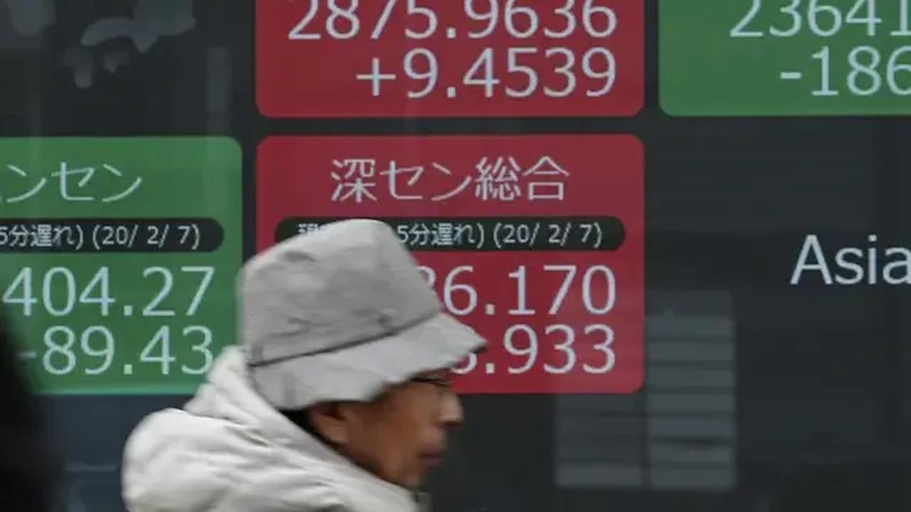 Desa Huaxi didirikan oleh mantan sekretaris Komite Partai Komunis Desa Huaxi, Wu Renbao. Wu disebut memiliki 12 perusahaan beragam di desa tersebut, mulai dari tekstil hingga industri baja.