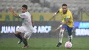 Penyerang Brasil, Neymar, mengejar bola saat menghadapi Bolivia pada laga kualifikasi Piala Dunia 2020 di Corinthians Arena, Sabtu (10/10/2020) pagi WIB. Brasil menang 5-0 atas Bolivia. (AFP/Buda Mendes/pool)