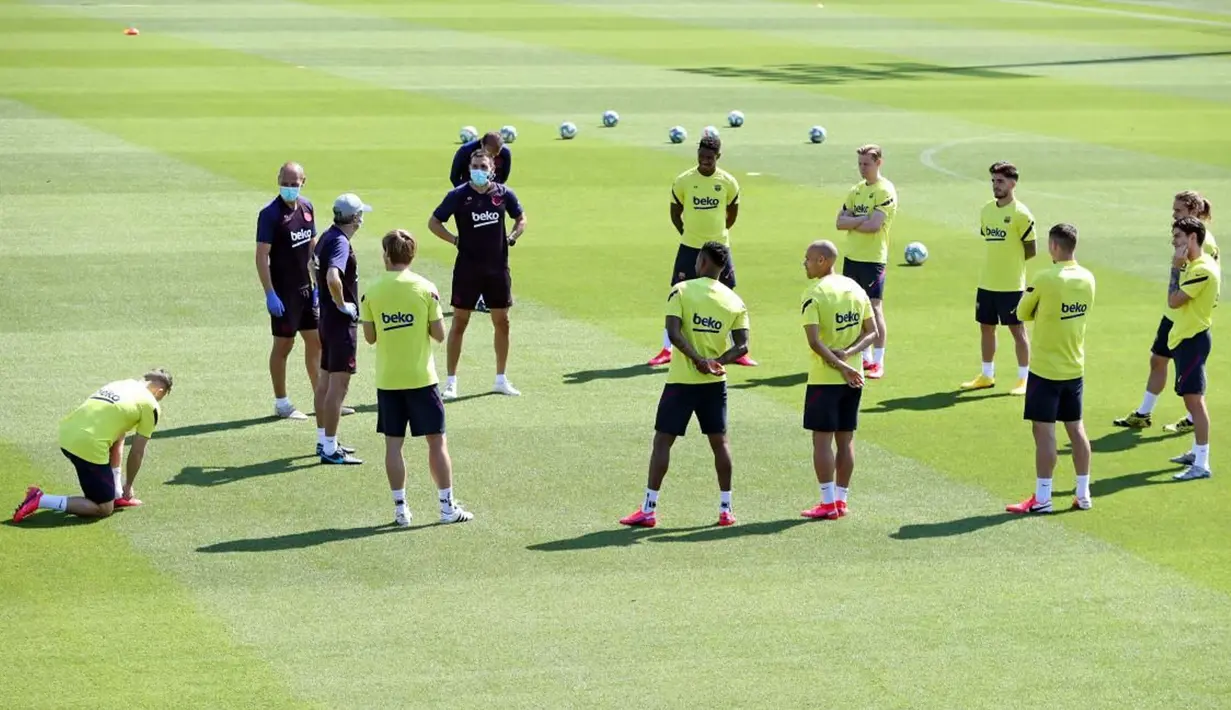 Pemain Barcelona FC saat mengikuti sesi latihan di Ciutat Esportiva Joan Gamper, Sant Joan Despi, Senin (18/5/2020). Barcelona terus matangkan latihan jelang kembali bergulirnya kompetisi La Liga.(AFP/Handout/FC Barcelona/Miguel Ruiz)