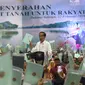 Presiden Joko Widodo atau Jokowi memberi sambutan saat membagian sertifikat tanah di Pasar Minggu, Jakarta, Jumat (22/2). Jokowi menegaskan, pembagian sertifikat tanah menjadi solusi kasus sengketa lahan dan tanah. (Liputan6.com/Angga Yuniar)