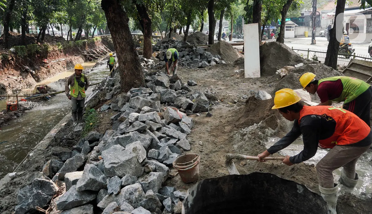 Pekerja menyelesaikan proyek perbaikan turap pada pecahan aliran Kali Ciliwung di kawasan Minangkabau, Jakarta, Rabu (11/6/2025). (Liputan6.com/Herman Zakharia)