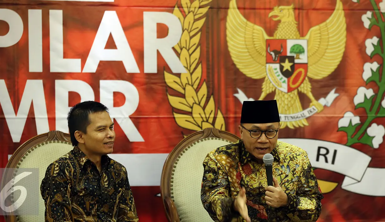 Ketua MPR Zulkifli Hasan (kanan) mengimbau dan mengajak kepada masyarakat dalam menjalankan aksi 4 November harus tetap mengedepankan rasa persatuan dan kesatuan bangsa, Jakarta, Kamis (3/11). (Liputan6.com/Johan Tallo)