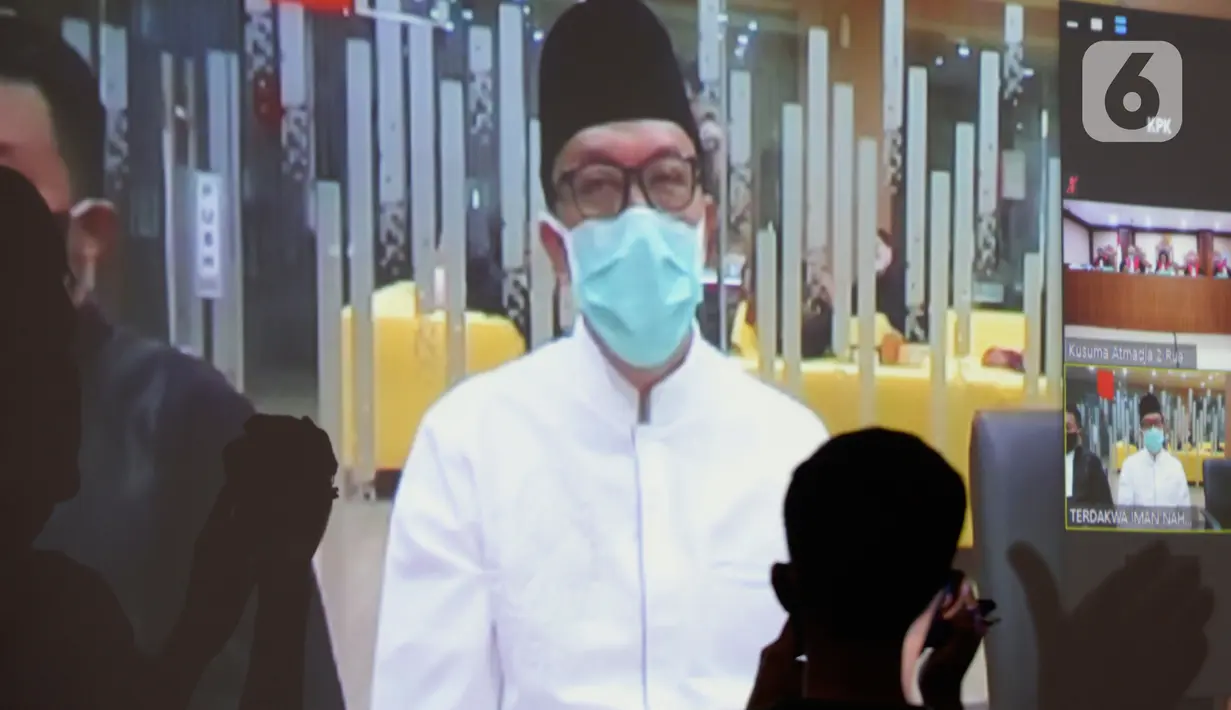 Terdakwa mantan Menteri Pemuda dan Olahraga Imam Nahrawi mendengarkan pembacaan putusan dalam sidang secara online di gedung KPK Jakarta, Senin (29/6/2020). Jaksa meyakini Imam Nahrawi menerima suap senilai Rp 11,5 miliar terkait pencarian dana hibah dari Kemenpora ke KONI. (merdeka.com/Dwi Narwoko)