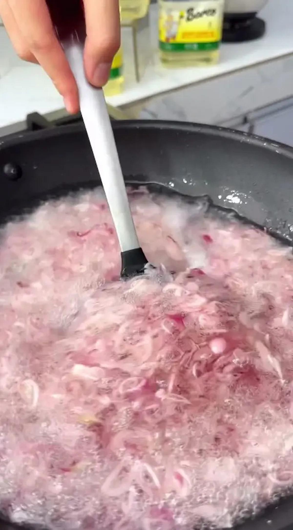 Cuma Pakai 1 Bahan Dapur, Ini Rahasia Menggoreng Bawang Merah agar Harum dan Super Renyah