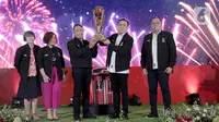 Menteri Pemuda dan Olahraga Zainudin Amali (tengah) bersama Ketua Umum PSSI Mochamad Iriawan (kedua kanan) mengangkat trofi Piala Presiden 2022 disaksikan Direktur Programming SCM Harsiwi Achmad (kedua kiri) dan Plt Direktur Utama PT LIB Sudjarno (kanan)  pada acara launching di SCTV Tower, Senayan City, Jakarta, Senin (6/6/2022). Piala Presiden 2022 akan berlangung pada 11 Juni hingga 17 Juli mendatang. (Liputan6.com/Faizal Fanani)