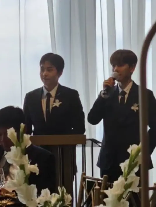 Di momen spesial itu, para member EXO pun turut hadir, termasuk Xiumin dan Baekhyun. [Foto: Twitter/Exo_ninikimkai]