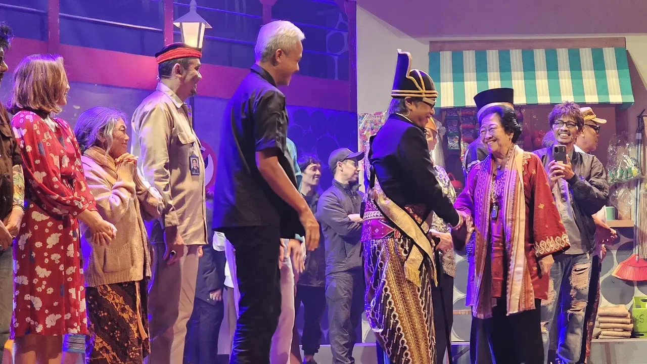 Presiden Kelima RI Megawati Soekarnoputri menonton pertunjukan Teater Indonesia Kita dengan Lakon "Si Manis Jembatan Merah" di Teater Besar Taman Ismail Marzuki (TIM).