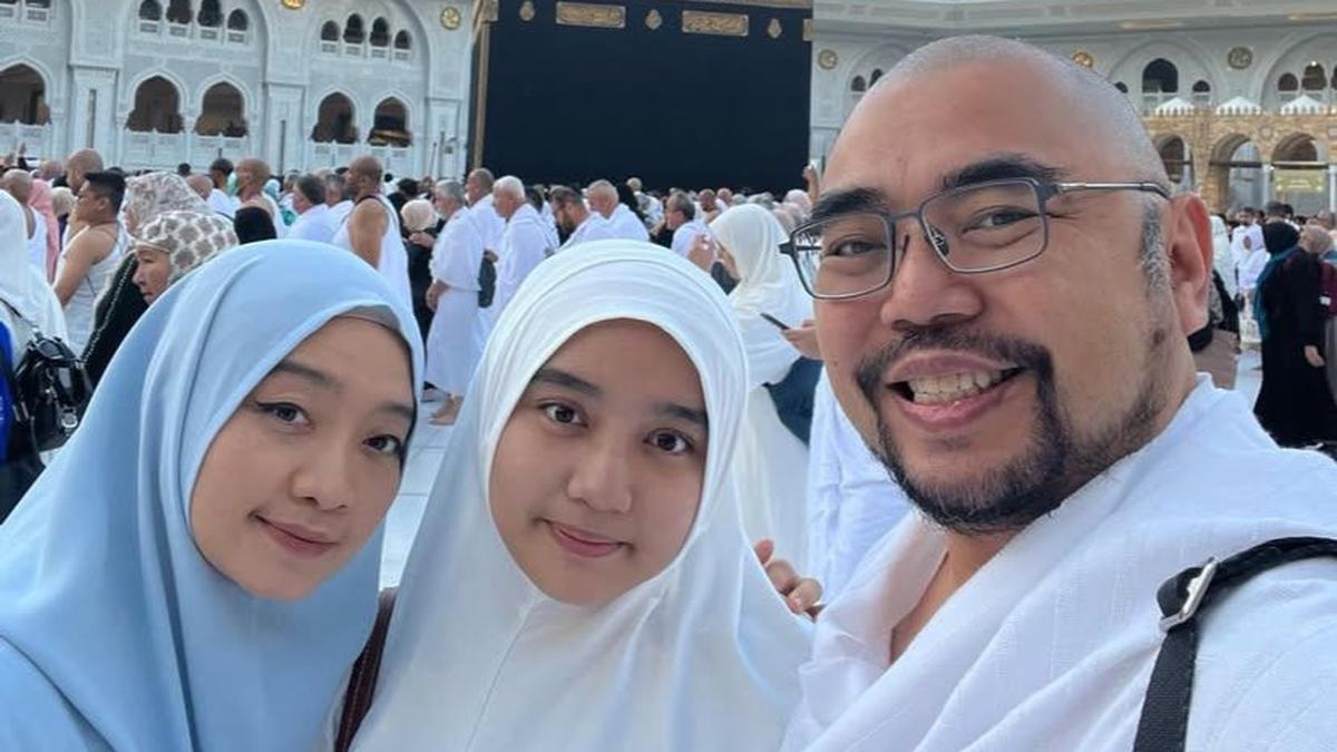 Lepas Kepergian Suami, Desainer Ayu Dyah Andari Mengenang Kebersamaan Terakhir di Tanah Suci