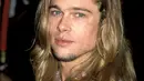Rambut pirang Brad Pitt juga menjadi trademark dirinya. Siapa sih yang nggak jatuh cinta dengannya jika melihat pose ini? (US Weekly)