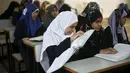 Suasana saat sejumlah penyandang tunanetra belajar membaca Alquran versi braille di Gaza, Palestina, Kamis (18/6). Bulan Ramadan, warga Palestina, mendapat pelajaran membaca dan menghafal Alquran secara gratis. (REUTERS/Suhaib Salem)