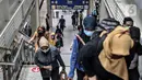 Penumpang kereta Commuter Line menggunakan tangga sebagai akses baru di Stasiun Jatinegara, Jakarta, Rabu (16/12/2020). Stasiun Jatinegara kini dilengkapi fasilitas penunjang seperti ruang kesehatan dan laktasi. (merdeka.com/Iqbal S. Nugroho)