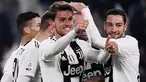 Bek Juventus, Daniele Rugani berselebrasi dengan Mattia De Scigliodan rekan setimnya  setelah mencetak gol ke gawang Chievo pada laga pekan ke-20 Serie A di Allianz Stadium, Senin (21/1). Juventus menang 3-0 saat menjamu  Chievo. (Marco BERTORELLO/AFP)