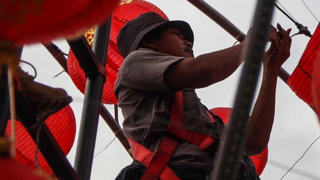 Masyarakat Tionghoa percaya bahwa lampion-lampion ini dapat membawa keberuntungan dan melindungi mereka dari energi negatif.<br>(Foto liputan6.com / Angga Yuniar)<br>