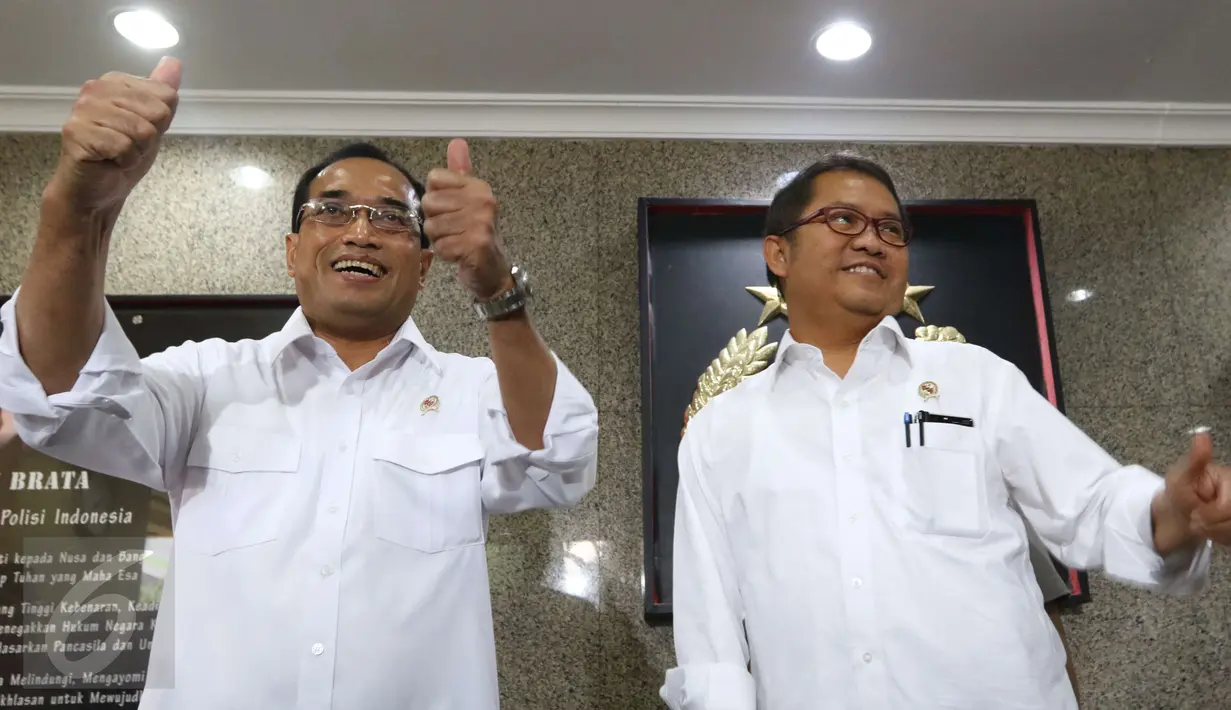 Menhub Budi Karya Sumadi bersama Menkominfo Rudiantara bersiap memberikan keterangan usai menggelar sosialisasi melalui video conference terkait tarif taksi online dengan sejumlah Pemda, di Mabes Polri, Jakarta, Selasa (21/3). (Liputan6.com/Helmi Afandi)