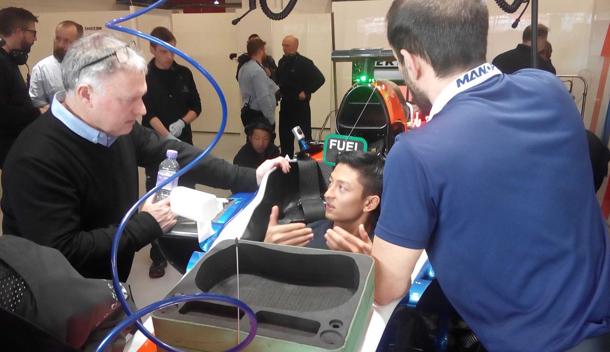 Rio Haryanto saat berdiskusi dengan tim mekanik Manor Racing sebelum tes pramusim di Sirkuit Catalunya, Barcelona, Spanyol, Senin (22/2/2016). (Bola.com/Rio Haryanto Media)