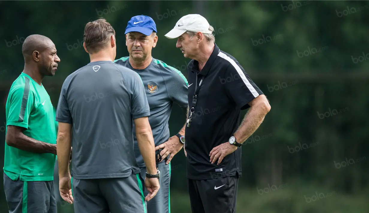 Pelatih Timnas Indonesia, Alfred Riedl, berdiskusi dengan Boaz Solossa dan staff pelatih saat latihan di Lapangan SPH Sentul, Jawa Barat, Kamis (1/12/2016). Timnas akan menghadapi Vietnam pada babak semifinal Piala AFF. (Bola.com/Vitalis Yogi Trisna)