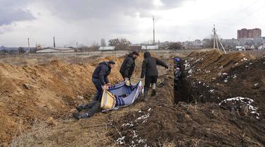 FOTO: Pemakaman Massal di Tengah Serangan Pasukan Rusia