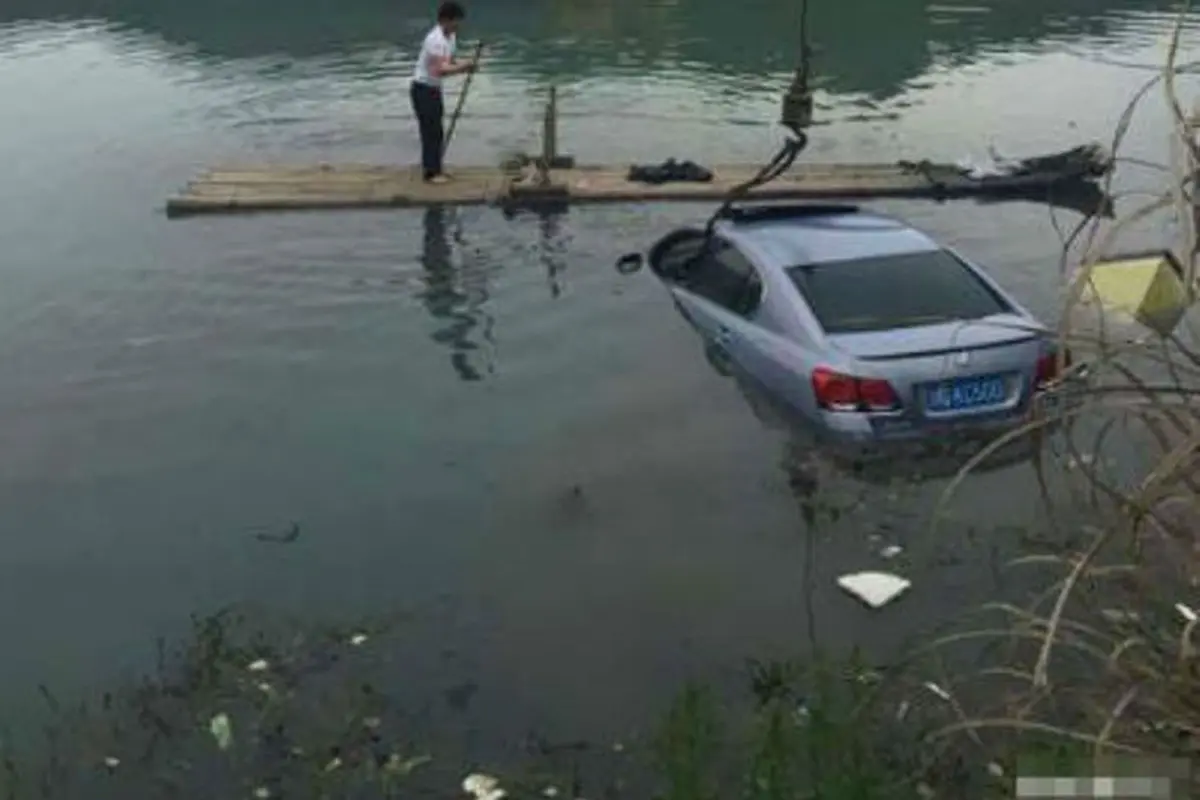 Niat Ambil Gadget yang Jatuh, Pria Ini Mendarat di Danau
