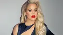 Nah, kalau yang satu ini perut Khloe tampak besar, namun tak memudarkan aura cantiknya. Khloe memakai busana berwarna biru dongker, dan berpose sambil memegang perut buncitnya itu. (Instagram/khloekardashian)