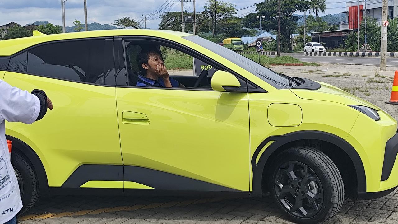 Bersaing di Pasar Mobil Listrik, BYD Uji Ketangguhan Atto 1 Lintasi Aspal Makassar-Maros