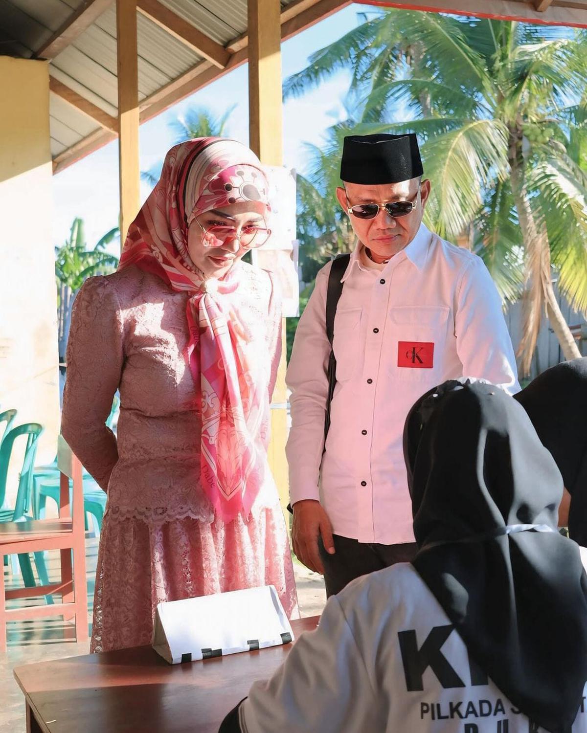 Potret Bella Shofie Nyoblos Pilkada Temani Suami Mencalonkan sebagai Bupati Kabupaten Buru